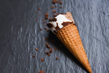 koyu arka plan üzerinde dondurma koni çikolata vanilya - ice cr