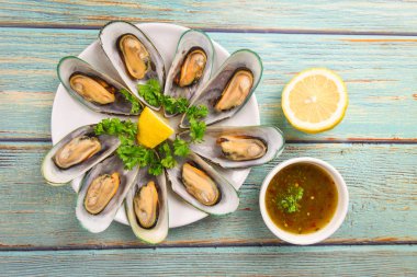 Limonlu maydanozlu midyeler, Mus buğulaması.