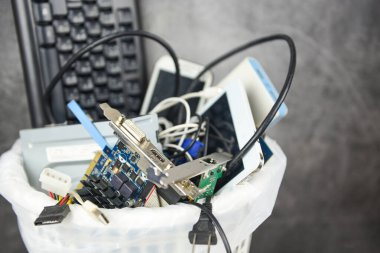 Elektronik atık kutusu konsepti / Çöp kutusu elektrik atığı hazır