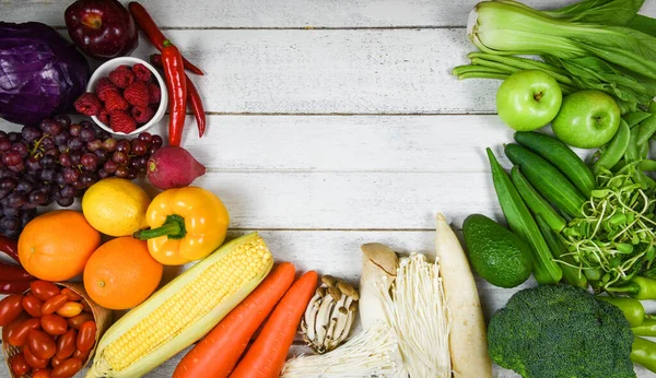 Blandade grönsaker och frukt bakgrund hälsosam mat ren äta — Stockfoto