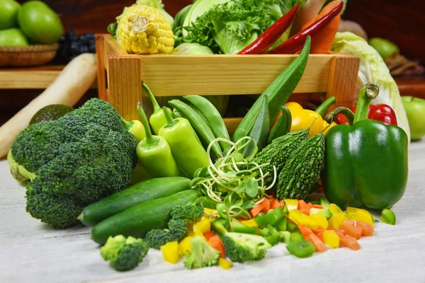 Färsk grön frukt och gröna grönsaker blandas i trälåda för s — Stockfoto