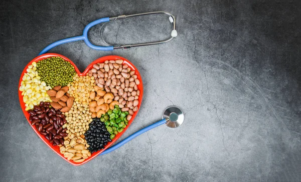 Différents grains entiers haricots et légumineuses graines lentilles et noix — Photo