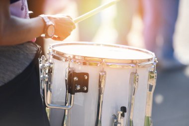 Geçit töreninde davul çalan davulcular. 