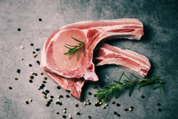 Costeletas de porco cruas frescas bife com ervas e especiarias - Carne fresca por — Fotografia de Stock