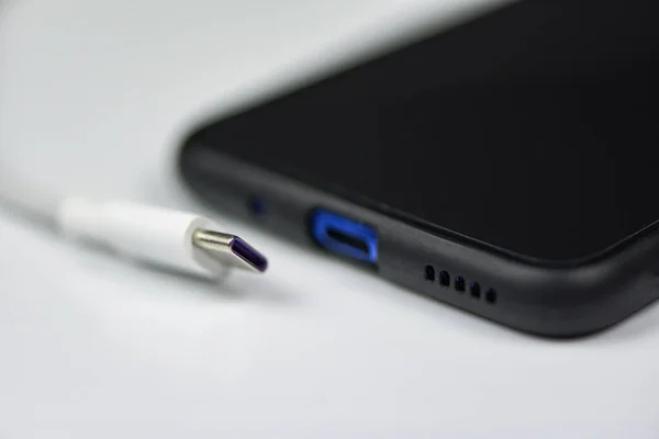 Смартфон новый порт USB Type-C на мобильном телефоне и кабеле  - — стоковое фото