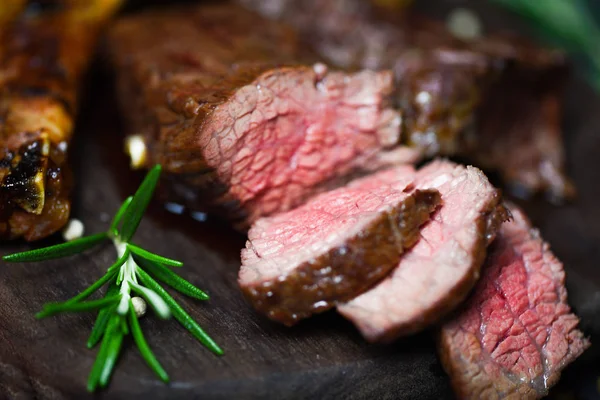 Steak daging sapi panggang dengan rempah-rempah dan rempah-rempah yang disajikan di kayu — Stok Foto