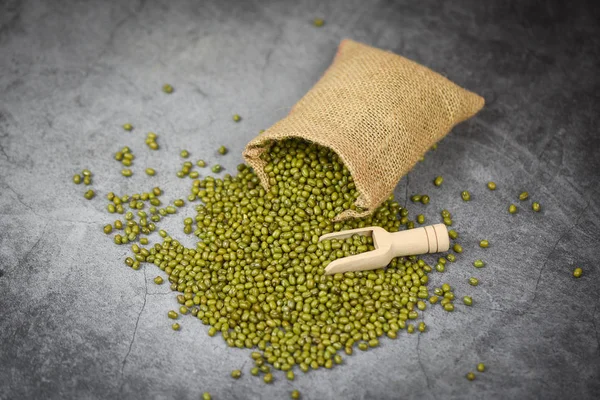 Зеленые бобы мунга в мешке с деревянной сенсацией - Mung bean seed — стоковое фото