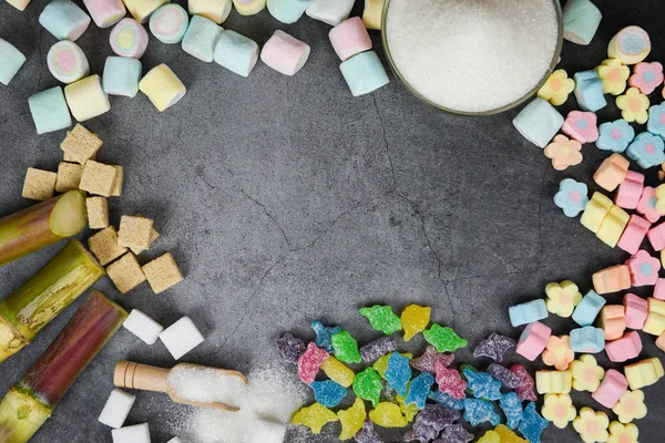 Сахарный тростник, белый сахар, кубики сахара и красочные конфеты сладкий — стоковое фото