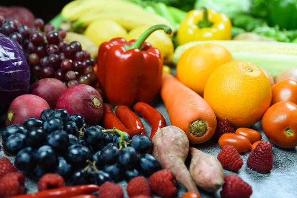 Blandade grönsaker och frukt bakgrund hälsosam mat ren äta — Stockfoto