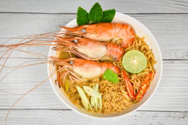 Baharatlı karidesli hazır şehriye, limonlu çorba kasesi, pişmiş deniz ürünleri.