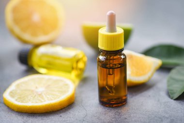 Aromaterapi, limonlu bitkisel yağ şişesi aroması.