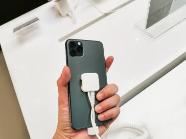 Akıllı telefon Yeni iPhone 11 Pro Max gece yarısı yeşil renk modern 201