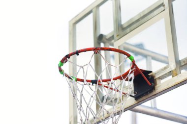Açık hava sporlarında beyaz arka planda eski basketbol potası