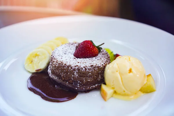 Molho bolo de chocolate morango sorvete baunilha fruta com app — Fotografia de Stock