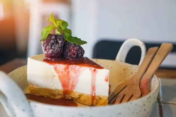 Кусок пирога с малиновым соусом - Домашний деликатес из плиты — стоковое фото