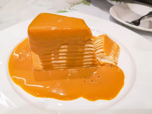 Pastel de col con salsa de té de leche - Pedazo de delicioso cak casero —  Fotos de Stock