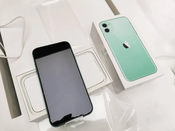 Smartphone Novo iPhone 11 cor verde e caixa de pacote moderno 2019 — Fotografia de Stock