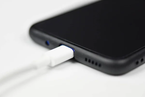 Смартфон новый быстрый USB Type-C порт на мобильном телефоне и кабельном нас — стоковое фото