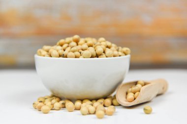 Bolca soya fasulyesi ve ahşap arka plan - kuru soya fasulyesi 