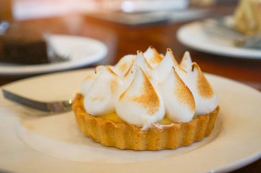 Limonlu tart, beyaz tabakta lezzetli.  