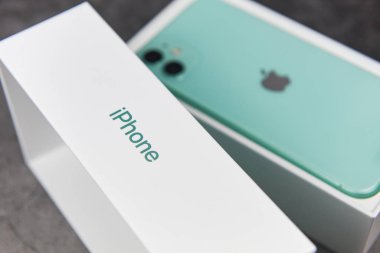 Akıllı telefon Yeni iPhone 11 yeşil renk ve paket kutusu modern 2019