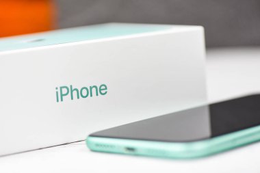 Akıllı telefon Yeni iPhone 11 yeşil renk ve paket kutusu modern 2019