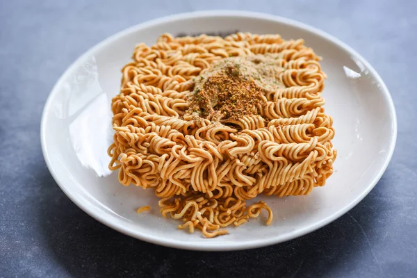 Instant noodles on bowl with seasonings monosodium glutamate / N — Stock Photo, Image