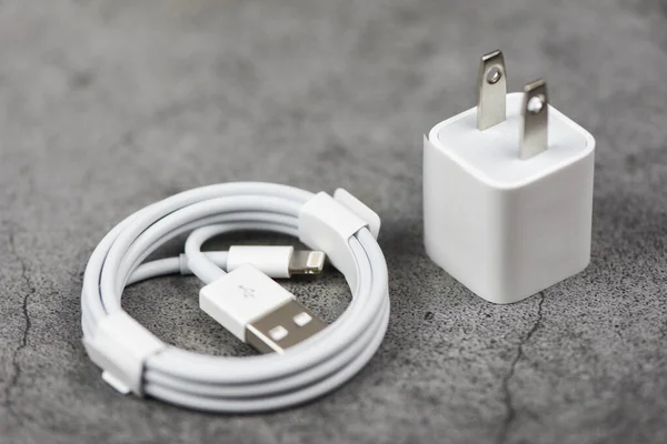 Adapter elektryczny smartphone USB port kabel ładowarki na szarym plecach — Zdjęcie stockowe