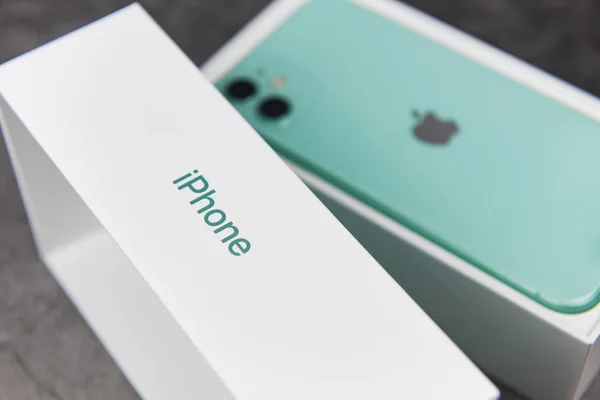 Smartphone Novo iPhone 11 cor verde e caixa de pacote moderno 2019 — Fotografia de Stock