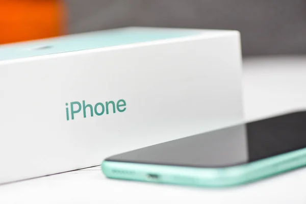 Smartphone Novo iPhone 11 cor verde e caixa de pacote moderno 2019 — Fotografia de Stock