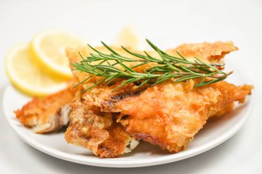 Biftek ya da salata pişirmek için dilimlenmiş balık filetosu.