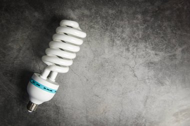 Ampul açık, lambanın ışığı koyu arkaplanda / enerjide