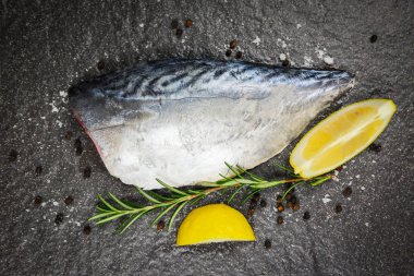 Biftek ya da baharatlı salata için dilimlenmiş taze balık filetosu.