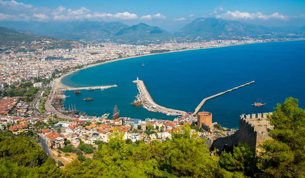 Dağın tepesindeki Alanya plajı manzarasında B 'de sahil feribotu var. — Stok fotoğraf