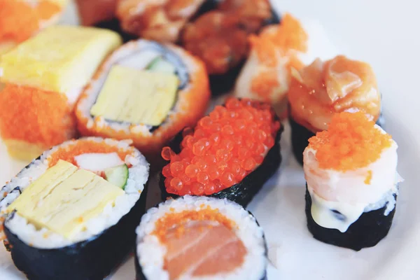 Japoński żywności Sushi Roll ryż z Tobiko jajko czerwony kawior Cream s — Zdjęcie stockowe