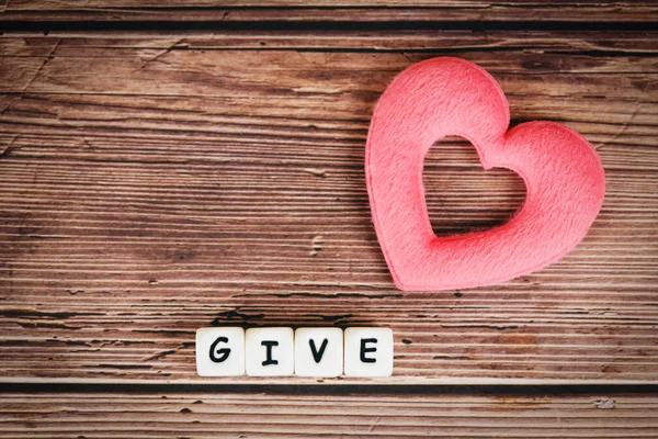 Gib Liebe mit rosa Herz für spenden und Philanthropie Gesundheitsauto — Stockfoto