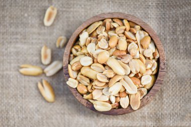 Yiyecek olarak tuzlu fıstık ya da aperatif olarak ahşap bir saksıda kavrulmuş fıstık.