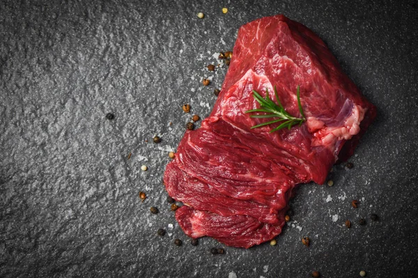 Nyers marhahús fűszerekkel és fűszerekkel - friss marhahús szeletelve — Stock Fotó