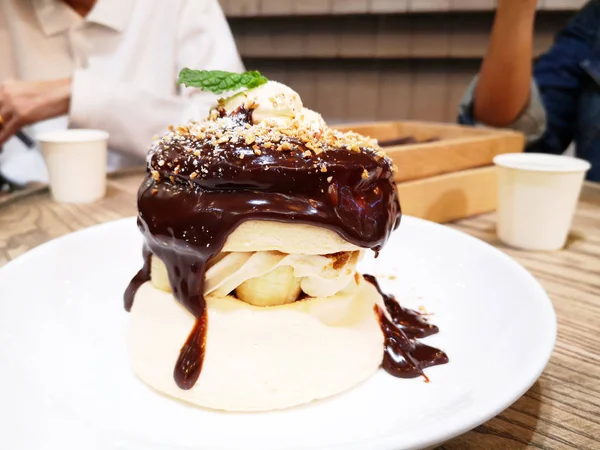 Hausgemachter flauschiger Pfannkuchen und süßer Sirup - leckere Pfannkuchen mit Witz — Stockfoto