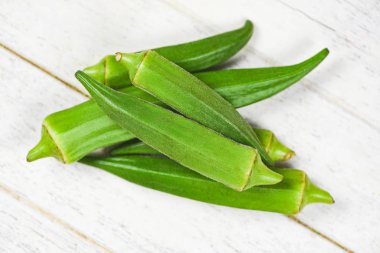 Yeşil bamya Taze taze bamya beyaz ahşap üzerinde yemek için, Och