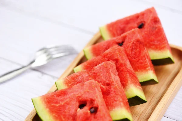 Wassermelone tropische Früchte auf Holztablett - frische Wassermelonenscheibe — Stockfoto