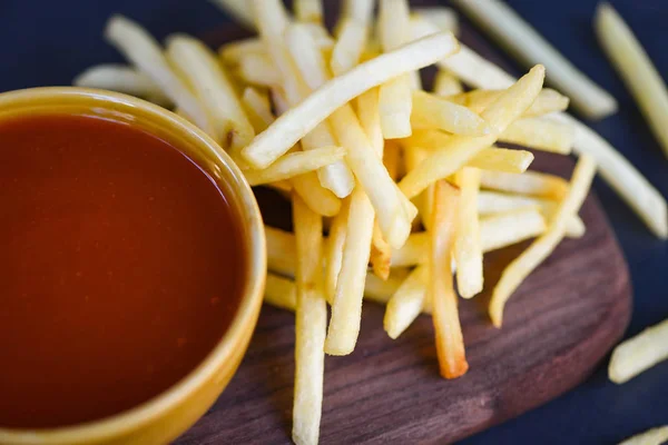 Ketchup frites en bois avec fond noir - Tas — Photo
