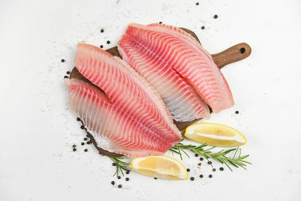 Φιλέτο φρέσκο ψάρι κομμένο σε φέτες για μπριζόλα ή σαλάτα με μυρωδικά — Φωτογραφία Αρχείου