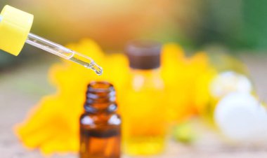 Aromaterapi bitkisel yağ şişeleri aroma damlaları camlara dökülür.