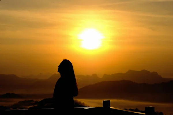 Mujer joven relajándose en verano amanecer o puesta de sol cielo al aire libre peo —  Fotos de Stock