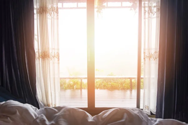 Janela vista natureza verde montanha na cama no quarto manhã — Fotografia de Stock
