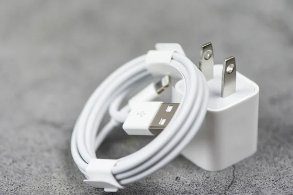 Adaptador eléctrico teléfono inteligente USB puerto cargador de alambre en la espalda gris —  Fotos de Stock