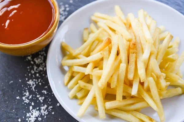 Ketchup frites sur assiette blanche et sel - Frite de pomme de terre savoureuse — Photo