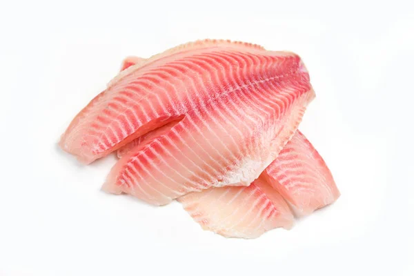 Çiğ tilapia fileto balığı yemek pişirmek için beyaz zemin üzerinde izole — Stok fotoğraf