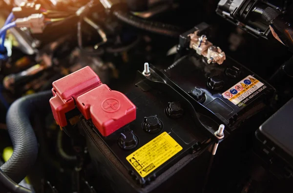 Primer plano nuevo coche de la batería en la sala de máquinas - batería de coche mecánico — Foto de Stock